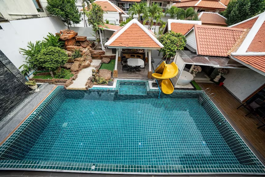 Maison de l’Amour villa surrounding its private swimming pool